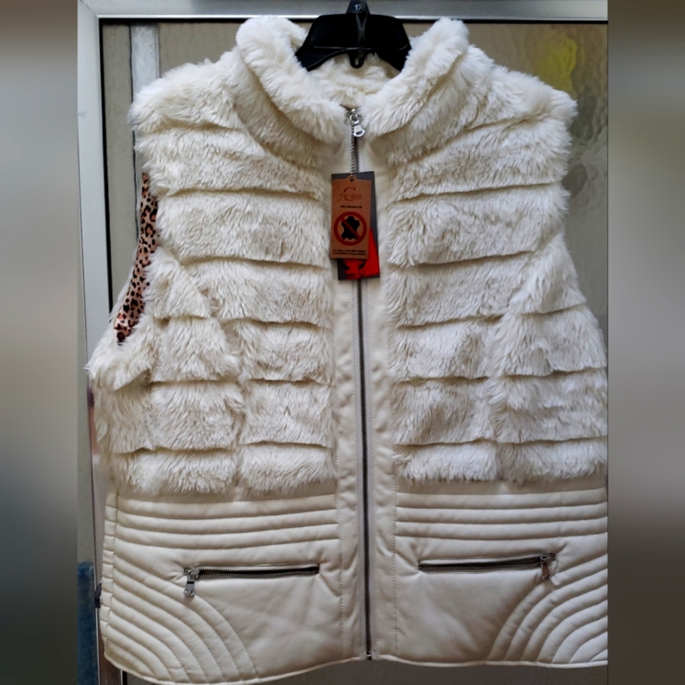 NWT Celsius Premium Beautiful Off White Coat; 100%Vegan Fur. 2X. Lined. $90 Each